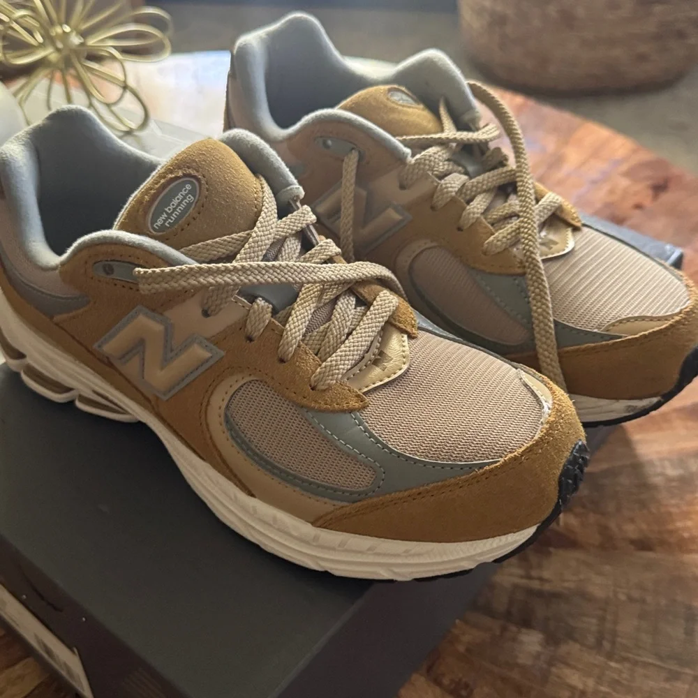 New Balance‎ 2002R 6.5 women’s - Picture 2 of 7